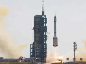 Китай готовит запуск корабля "Шэньчжоу-17" с тремя тайконавтами (Хунбо, Шэнцзе и Синьлинь) к орбитальной станции "Тяньгун"