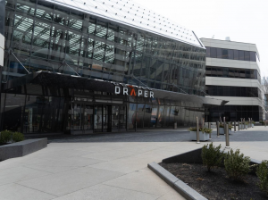 Компания Draper, создававшая технологии для Apollo, вступила в гонку за первую посадку США на обратную сторону Луны