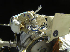 Космонавты Роскосмоса испытали новую страховку для работы за бортом МКС