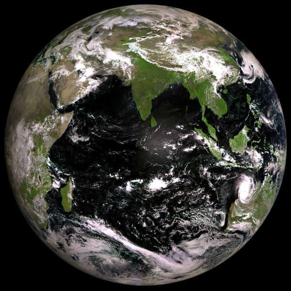 Планета в объективе: Роскосмос опубликовал первый снимок Земли со спутника «Электро-Л» № 5