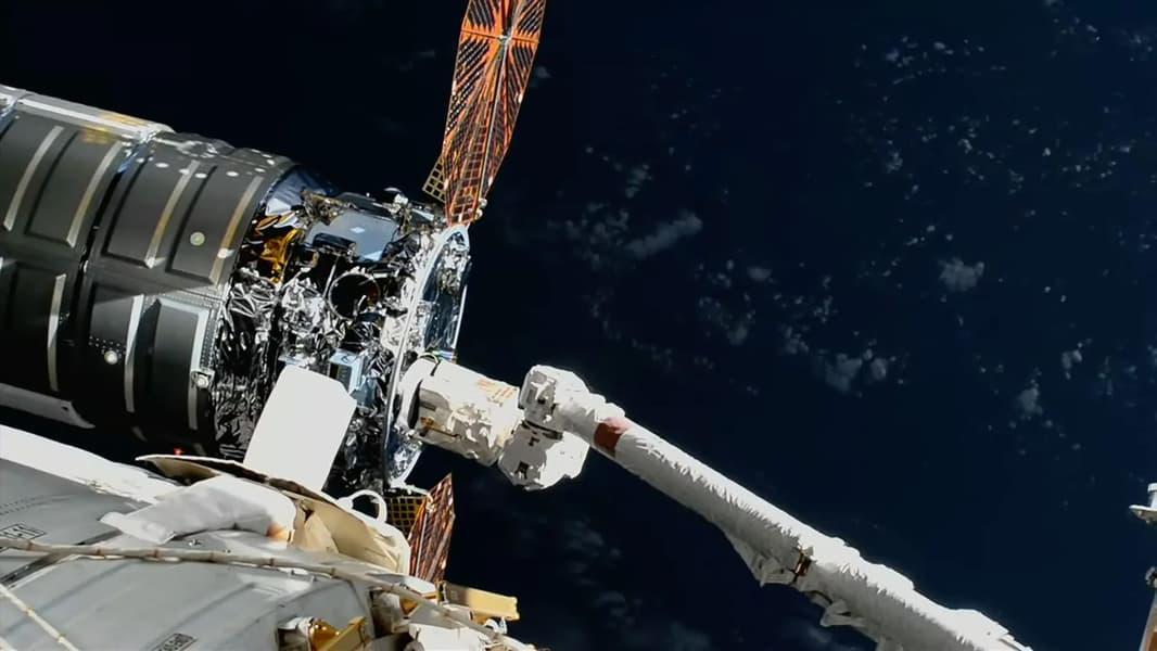 Огромная посылка на 5 тонн добралась до МКС: к станции причалил большой космический грузовик Cygnus XL