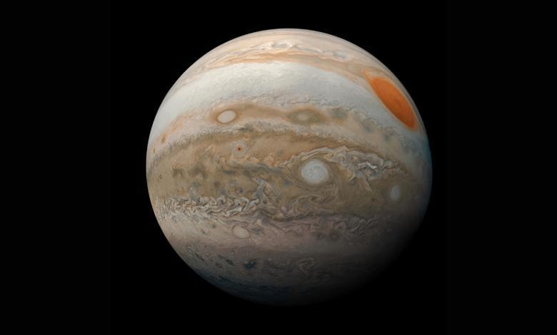 1771324511 В атмосфере Юпитера оказалось больше кислорода, чем на Солнце, выяснили учёные  