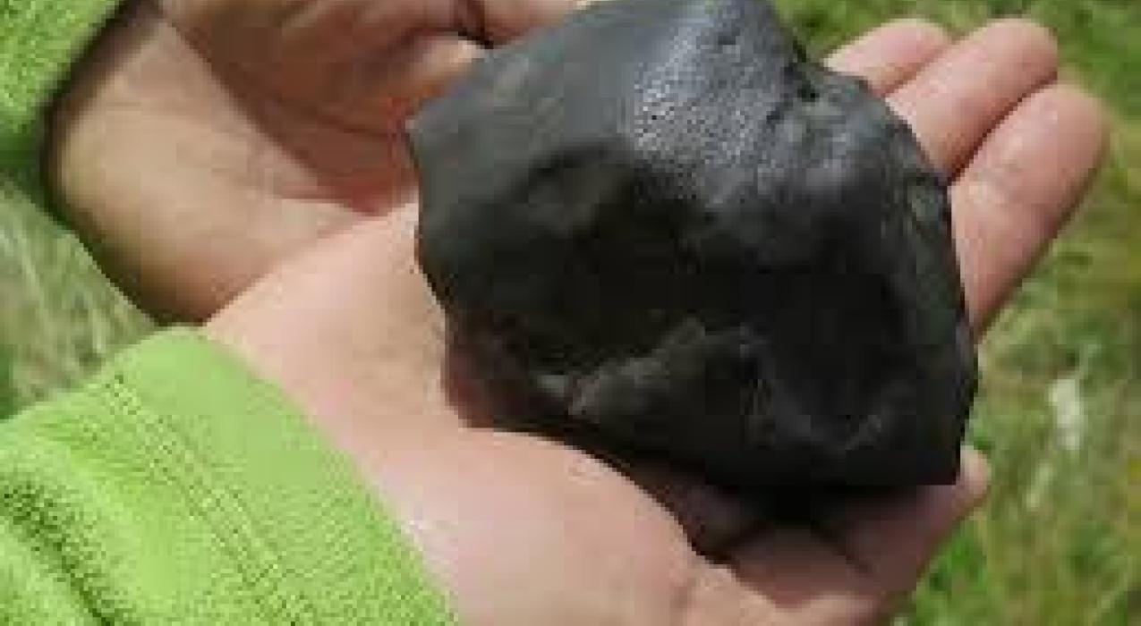 При падении метеориты покрываются стеклом и кристаллами минералов