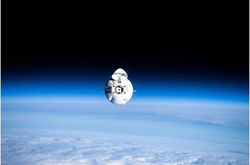 В отчете анализируется долгая история поддержки НАСА коммерческих космических полетов.