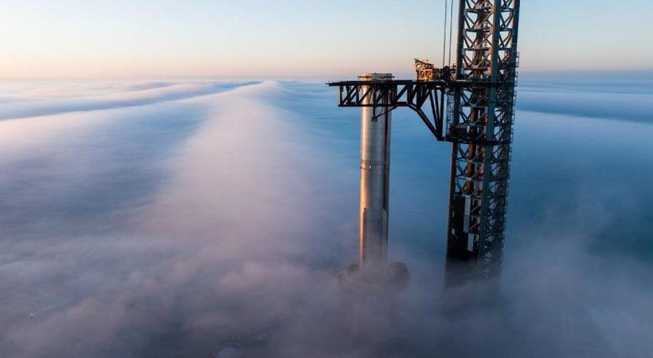 Ну теперь-то точно получится? SpaceX установила Super Heavy на стартовую площадку перед запуском