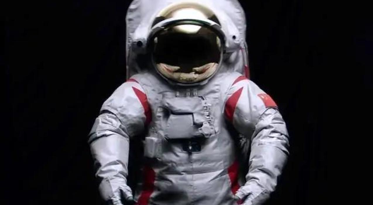 Китай представил лунный скафандр