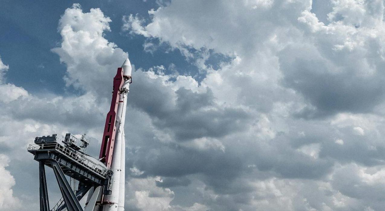 Китай испытал «орбитальный буксир»: робот перехватывает неуправляемые объекты в космосе