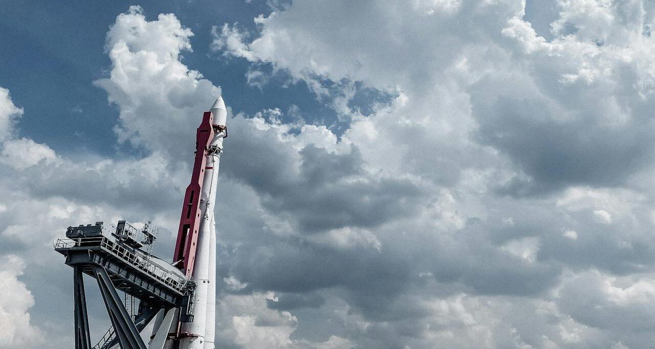 Китай испытал «орбитальный буксир»: робот перехватывает неуправляемые объекты в космосе