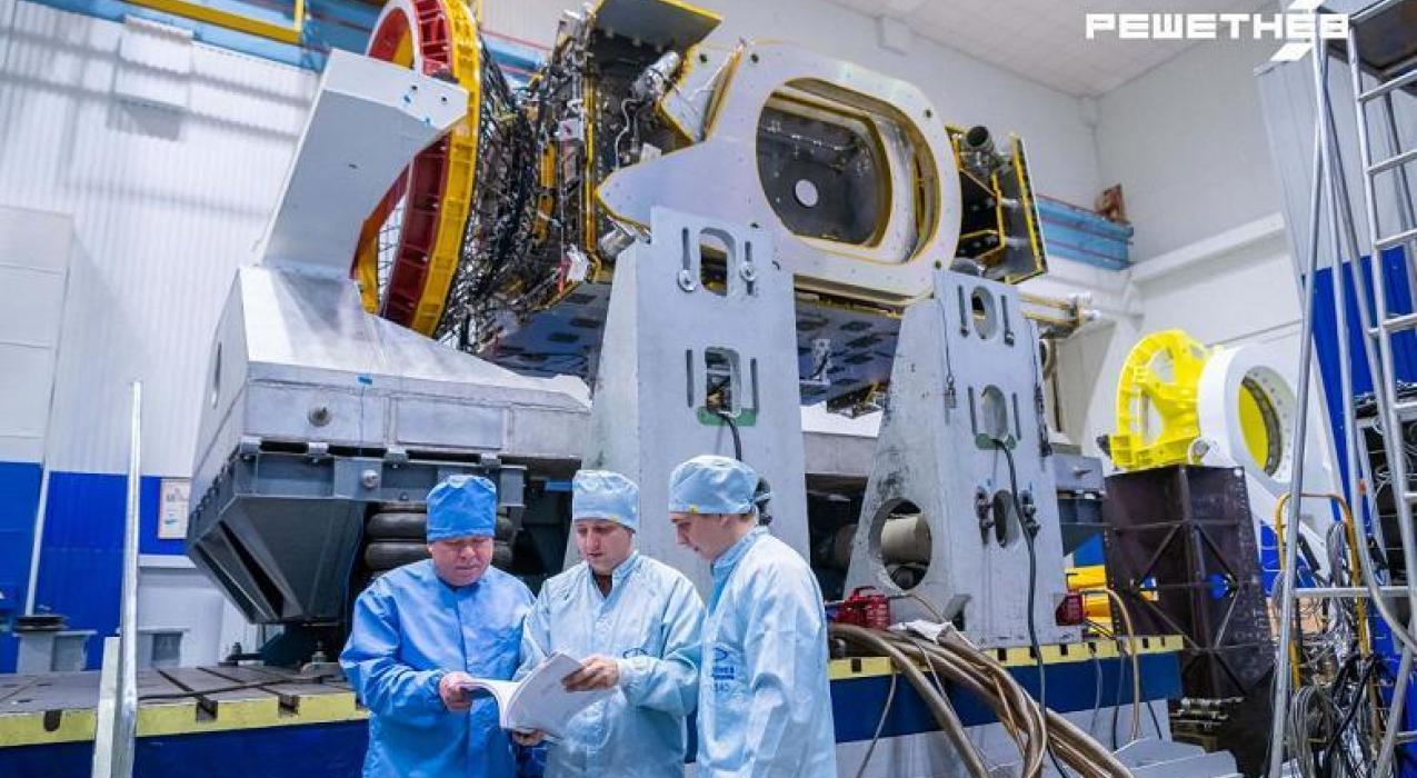 Новый спутник связи «Экспресс-АМУ» проходит механические испытания