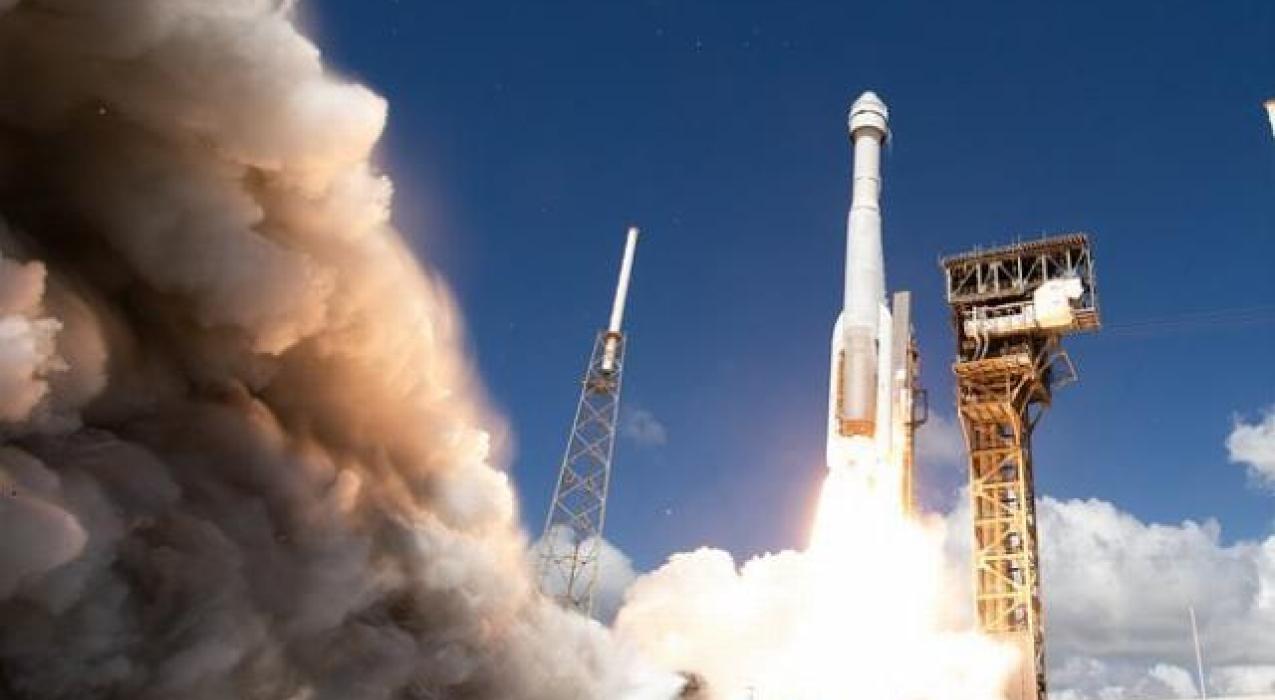 Основную ступень сверхтяжелой ракеты SLS выкатили для первого пилотируемого полета