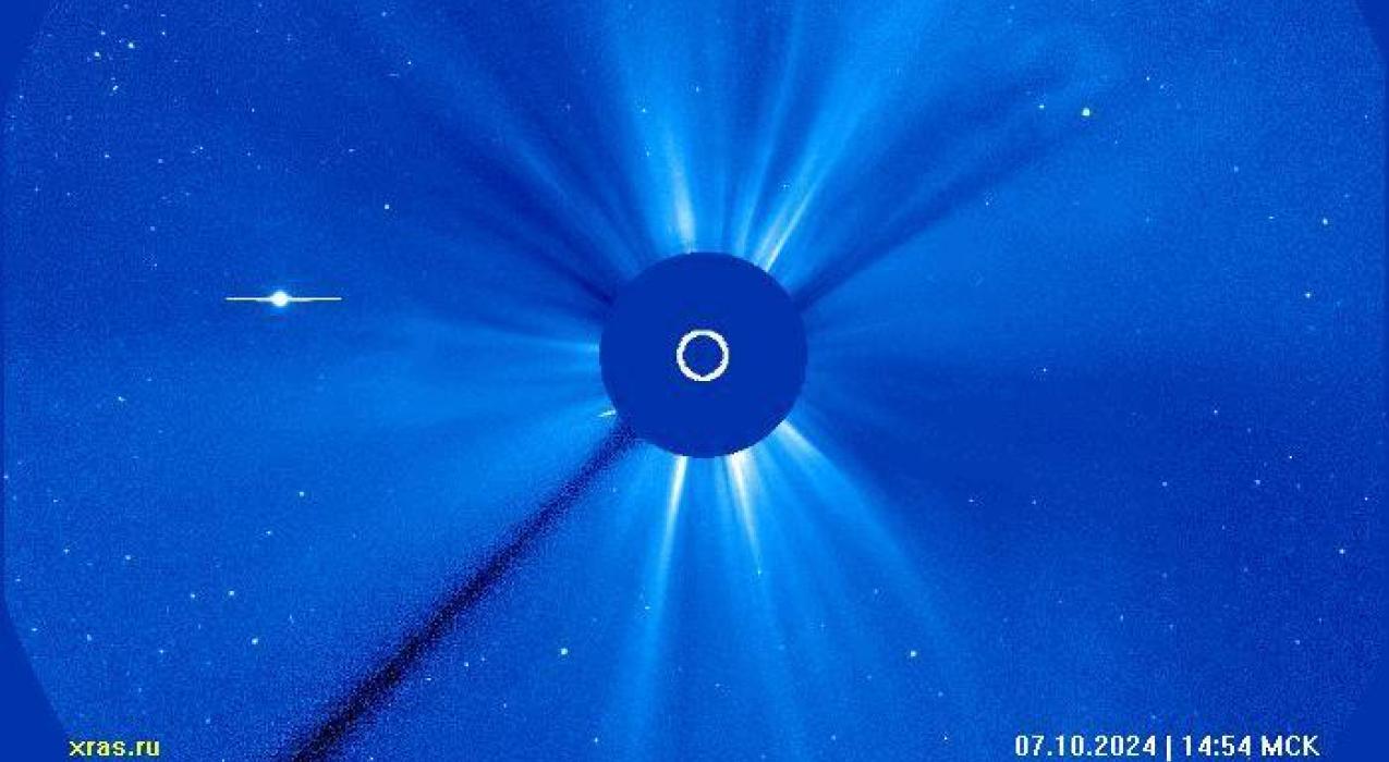 Выброс солнечной массы от вспышки X класса попал на видео вместе с крупной кометой