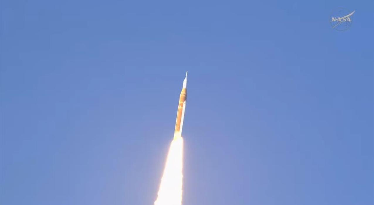 Люди снова летят к Луне — впервые с 1972 года: NASA успешно запустило сверхтяжёлую ракету SLS с космическим кораблем Orion к Луне