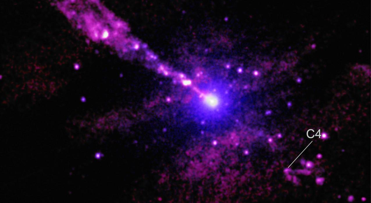 С помощью рентгеновской обсерватории «Чандра» НАСА астрономы обнаружили необычный след от мощного выброса гигантской чёрной дыры, столкнувшейся с неопознанным объектом на своём пути