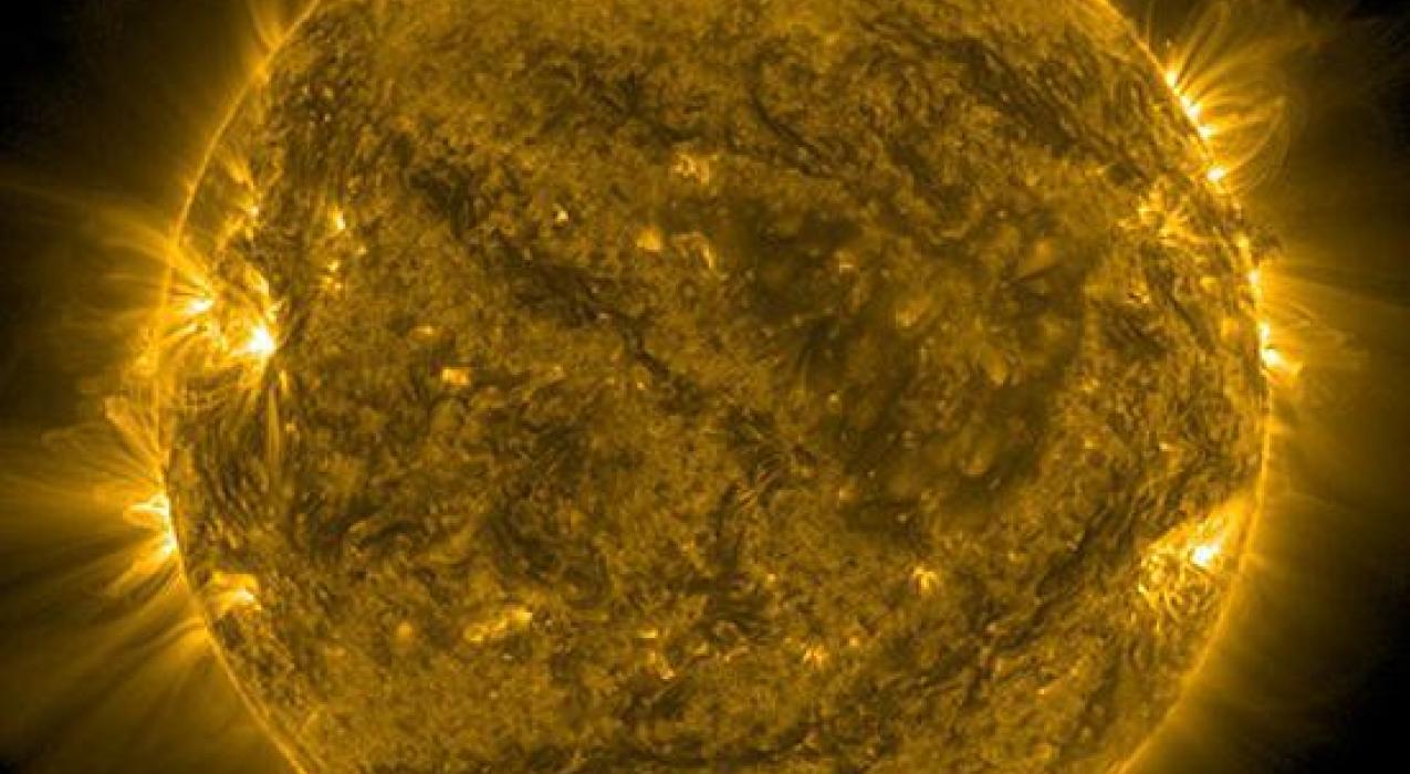 Выявлены "магнитные лавины", ускоряющие формирование вспышек на Солнце 
