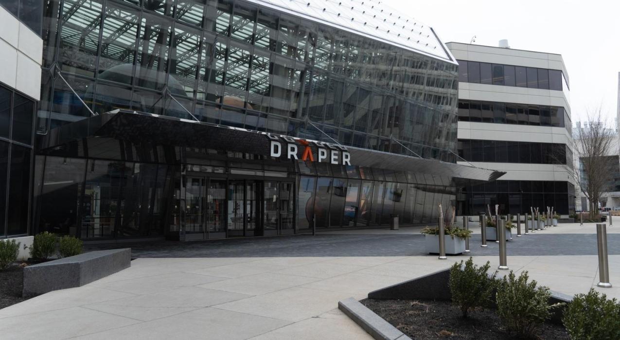 Компания Draper, создававшая технологии для Apollo, вступила в гонку за первую посадку США на обратную сторону Луны