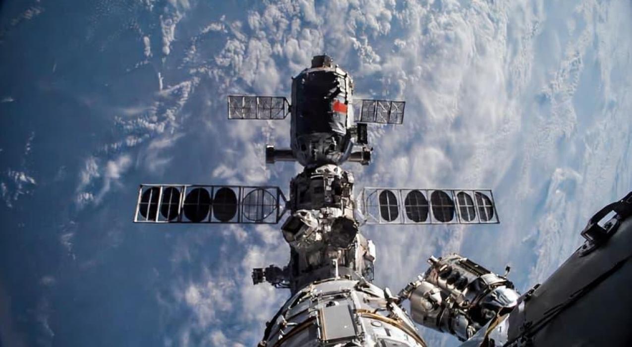 Космический корабль с тремя тайконавтами отстыковался от китайской орбитальной станции и начал возвращение на Землю
