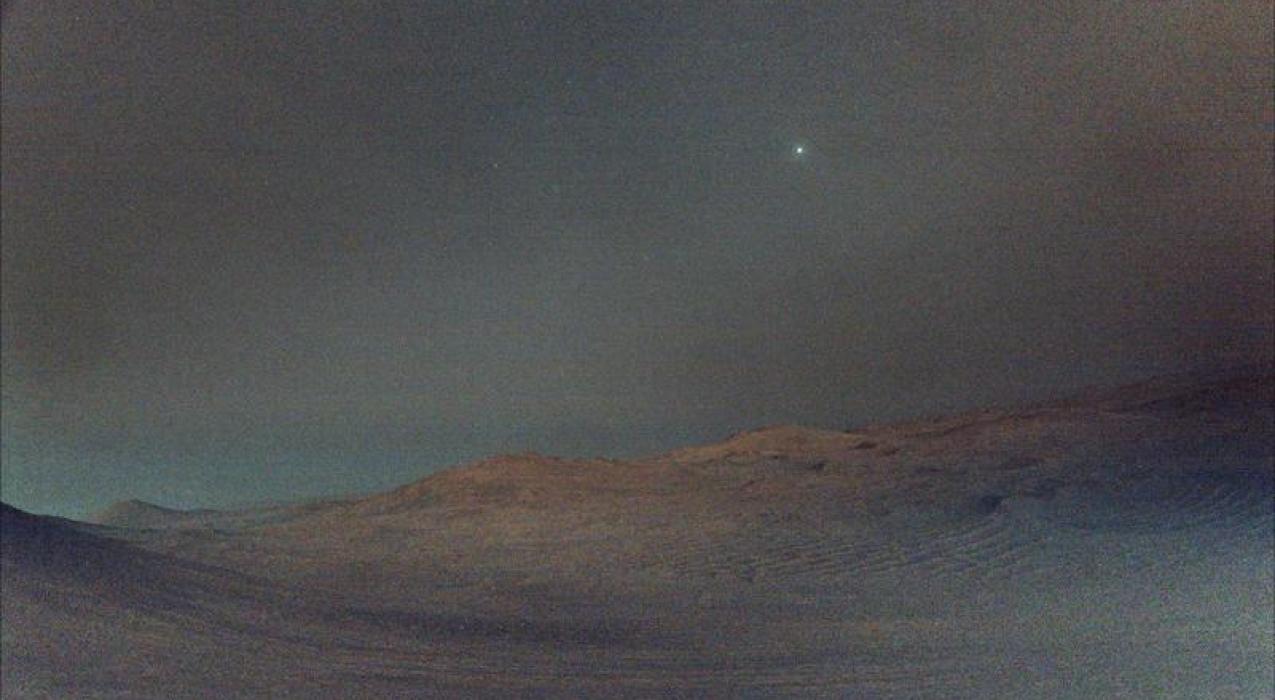 Ровер NASA Perseverance показал восход Деймоса перед рассветом на Марсе