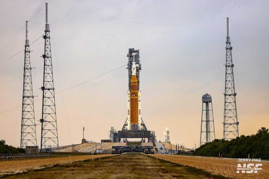 Первая пилотируемая миссия к Луне за более чем 50 лет отложена