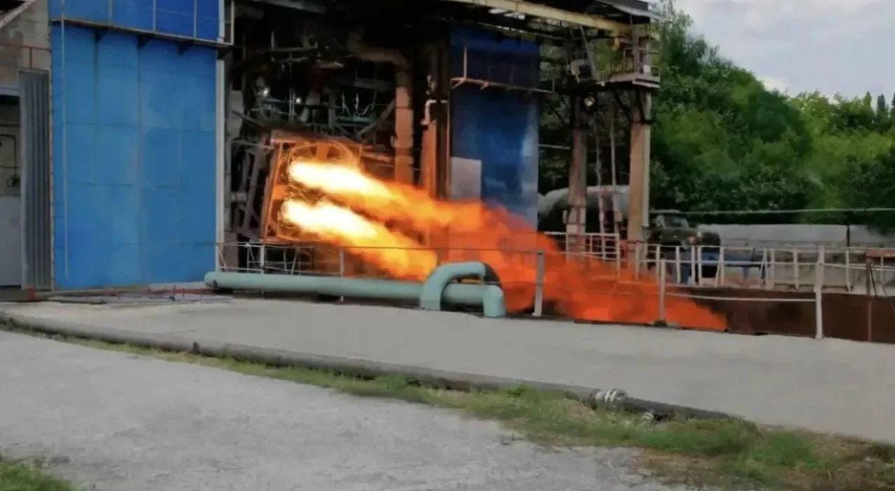 Похожие двигатели установлены на мощнейшей ракете «Союз-5». Роскосмос провёл юбилейное огневое испытание РД0124
