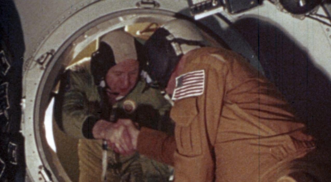 Встреча над Эльбой- как это было. 50 лет назад советский "Союз" впервые состыковался с американским "Аполлоном"