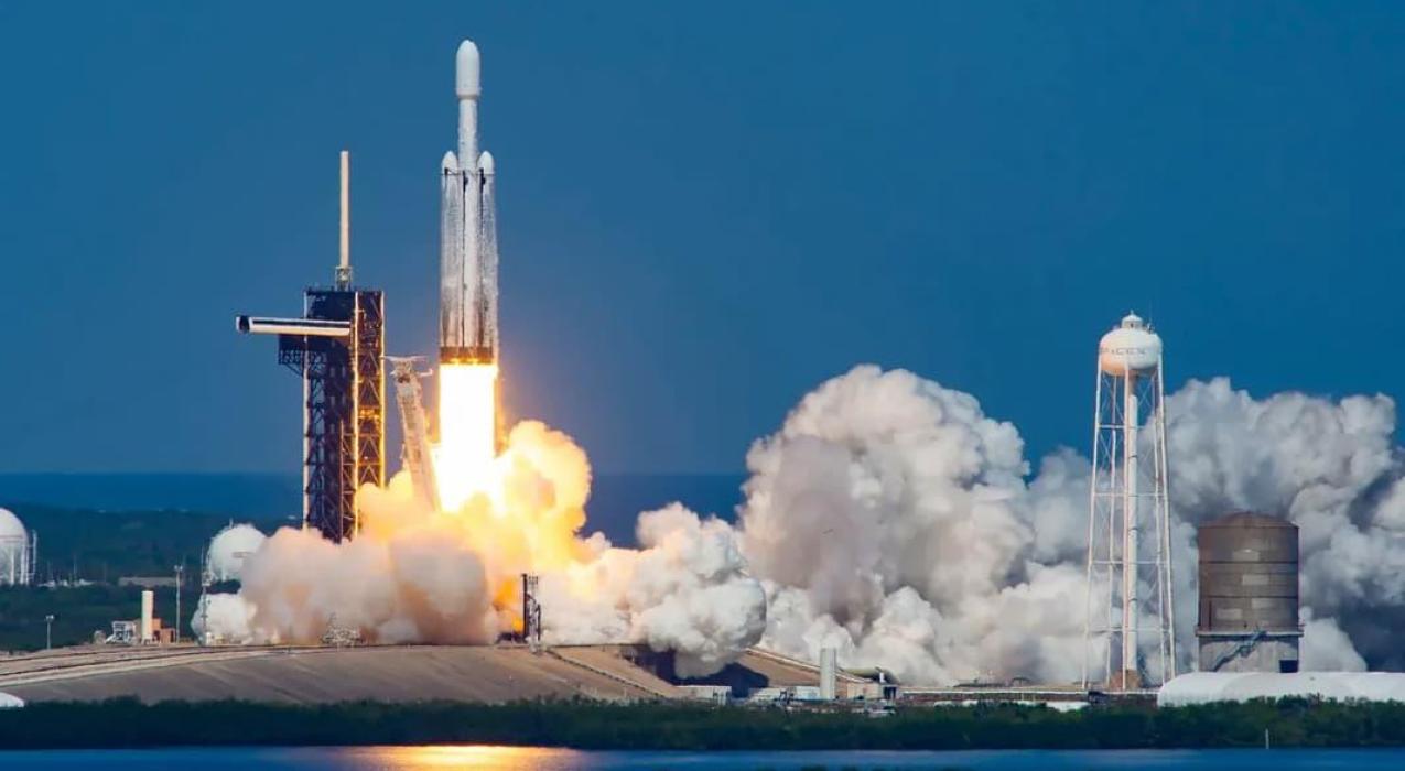 Первый за 1,5 года запуск тяжелой ракеты SpaceX Falcon Heavy не состоялся — помешала погода