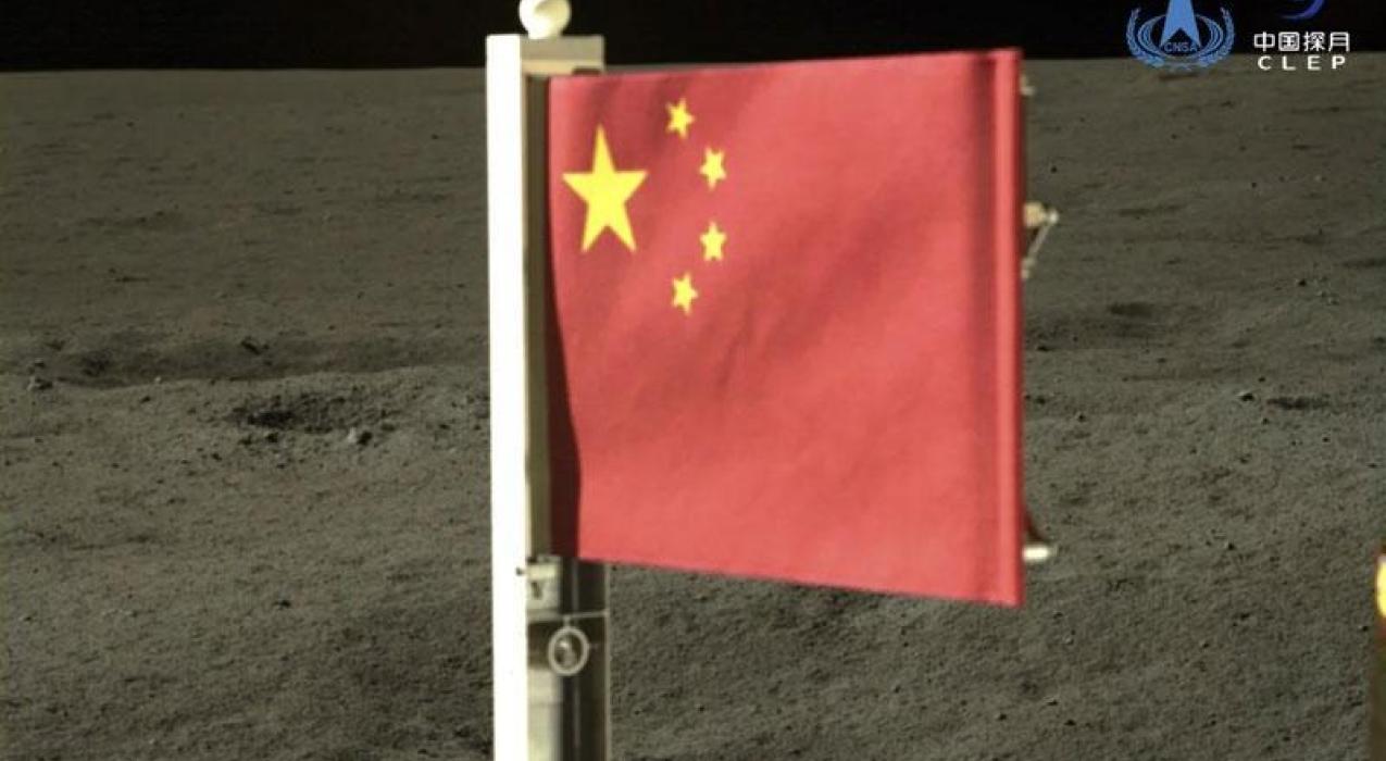 В образцах грунта с Луны обнаружен неизвестный минерал с большим содержанием воды