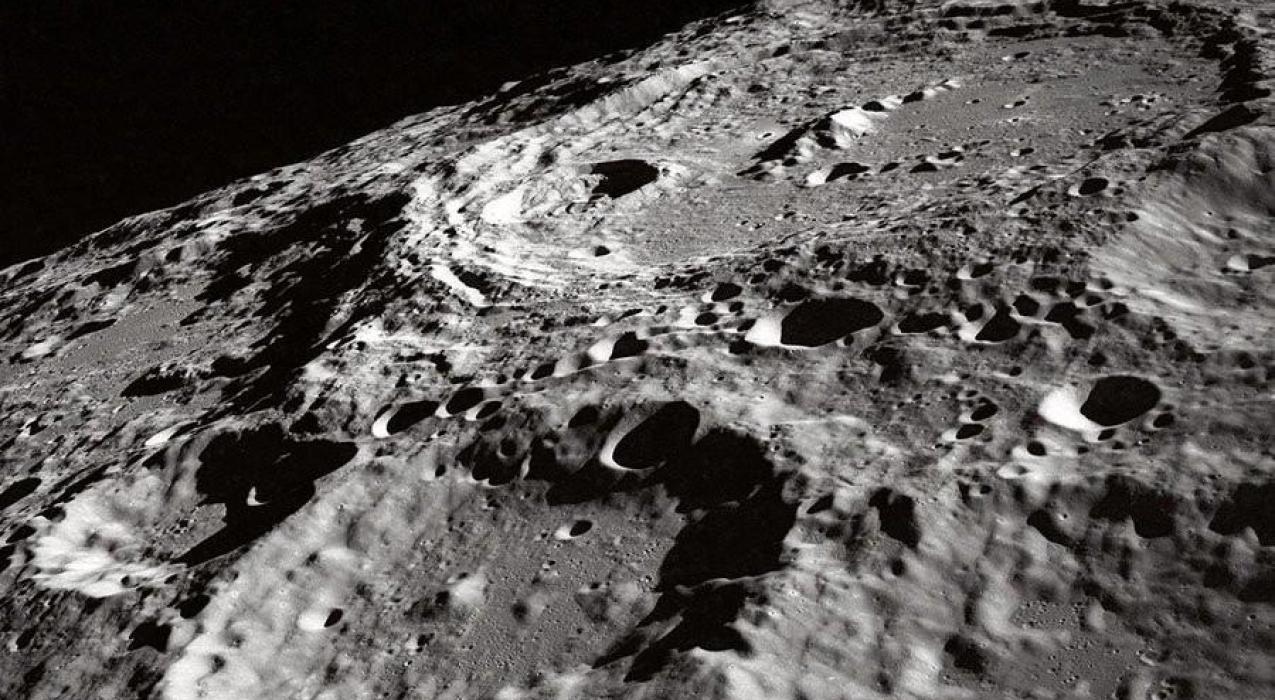 Ученые объяснили, почему пыль на Луне быстро перемещается при отсутствии там ветра