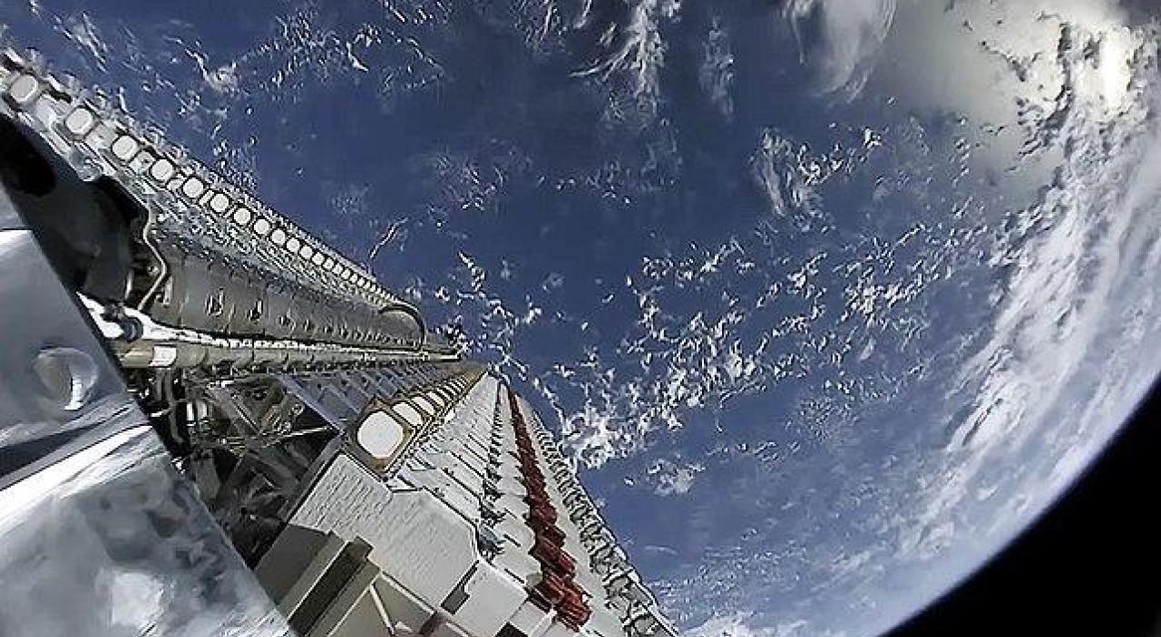SpaceX вывела первую группу спутников Starlink для прямого подключения к телефонам