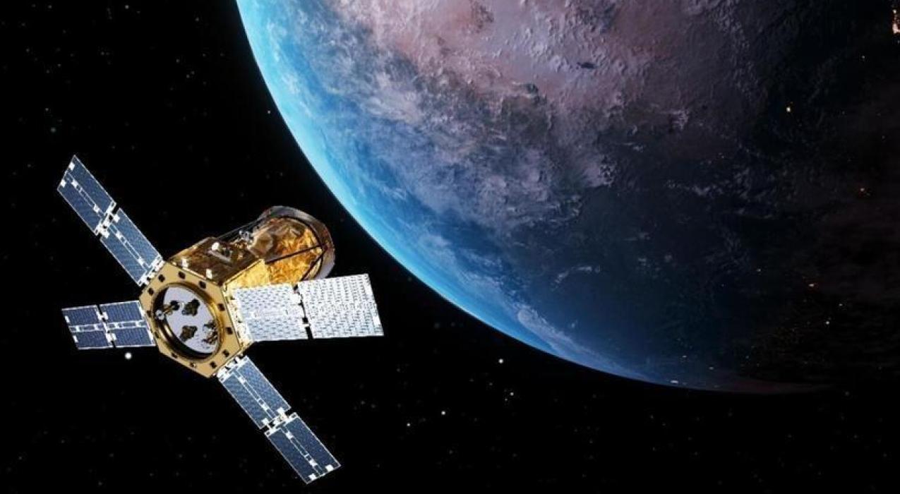 Эмиратский спутник отправил первый сигнал с орбиты