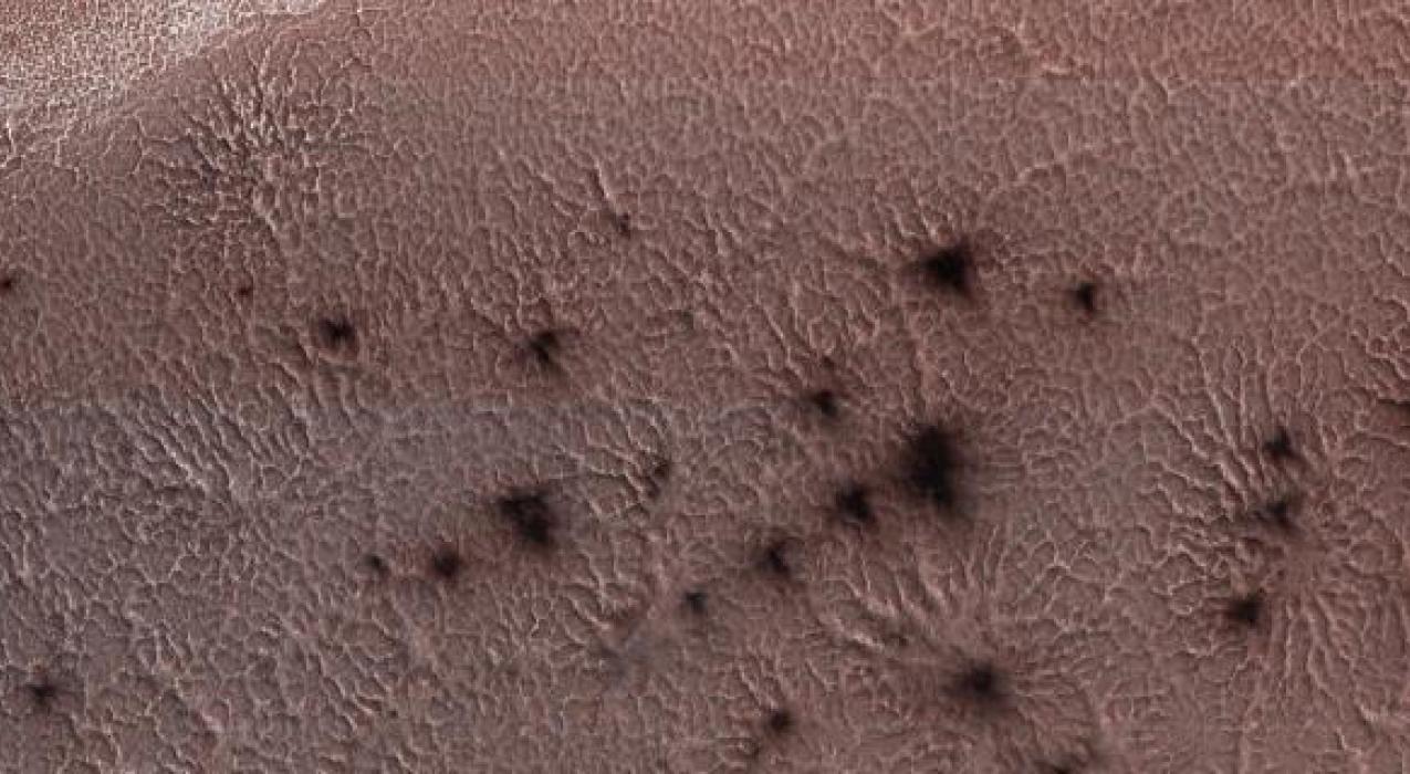 Орбитальный аппарат NASA нашёл на Марсе скопление жутких «пауков»