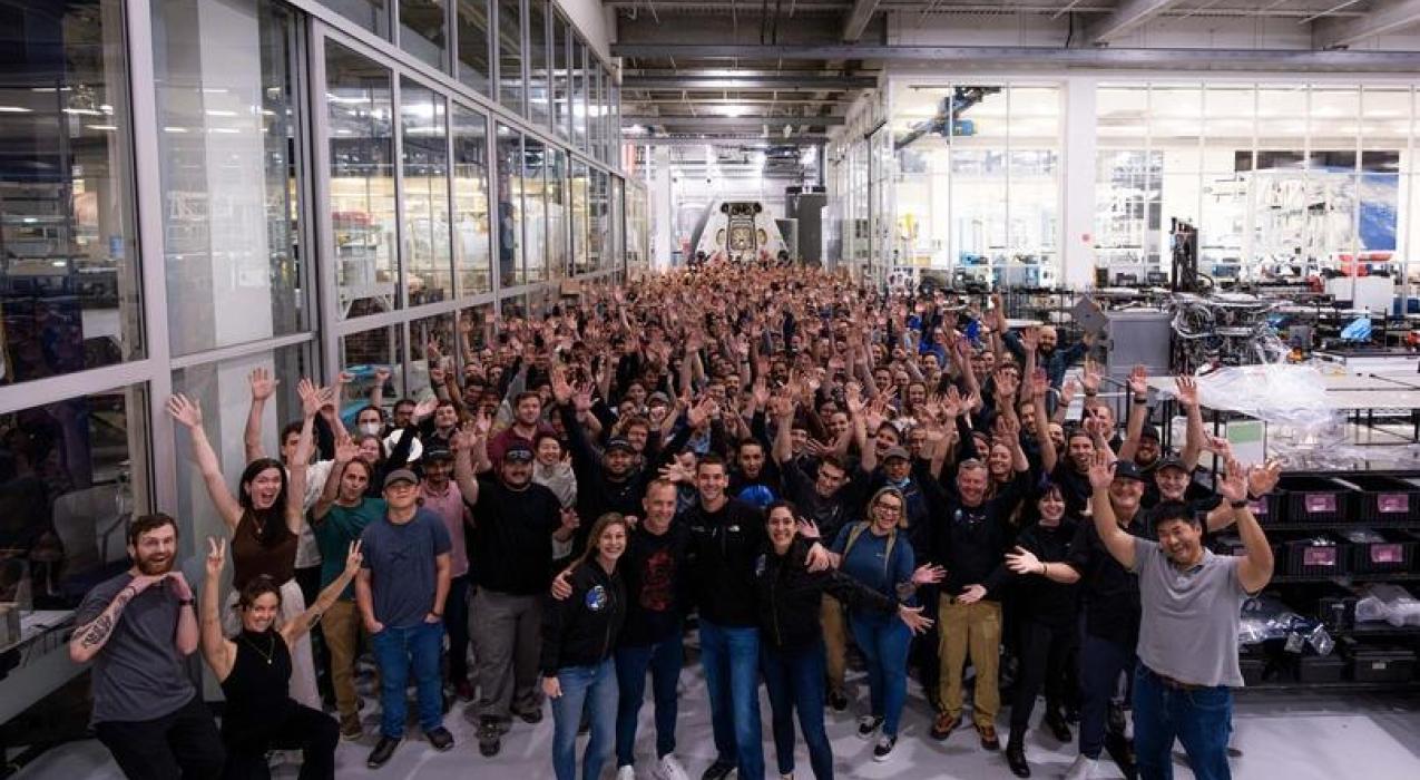 Корабль Crew Dragon миссии Polaris Dawn отправляется на вакуумные испытания перед запуском на орбиту этим летом