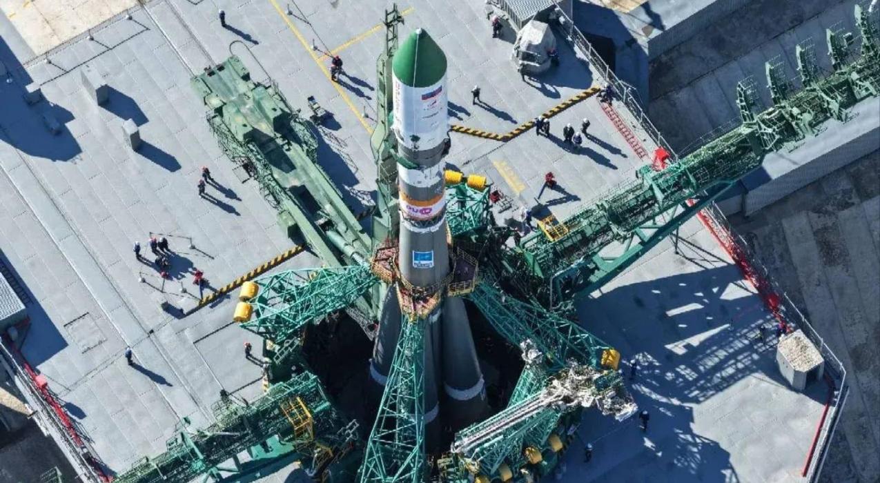 Ракету «Союз-2.1а» с космическим грузовым кораблём «Прогресс МС-34» установили на стартовой площадке