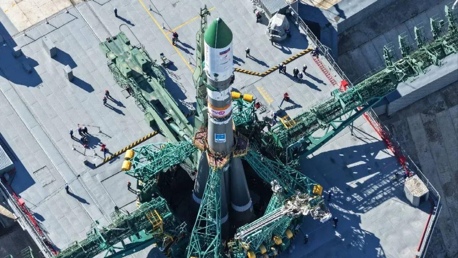 Ракету «Союз-2.1а» с космическим грузовым кораблём «Прогресс МС-34» установили на стартовой площадке