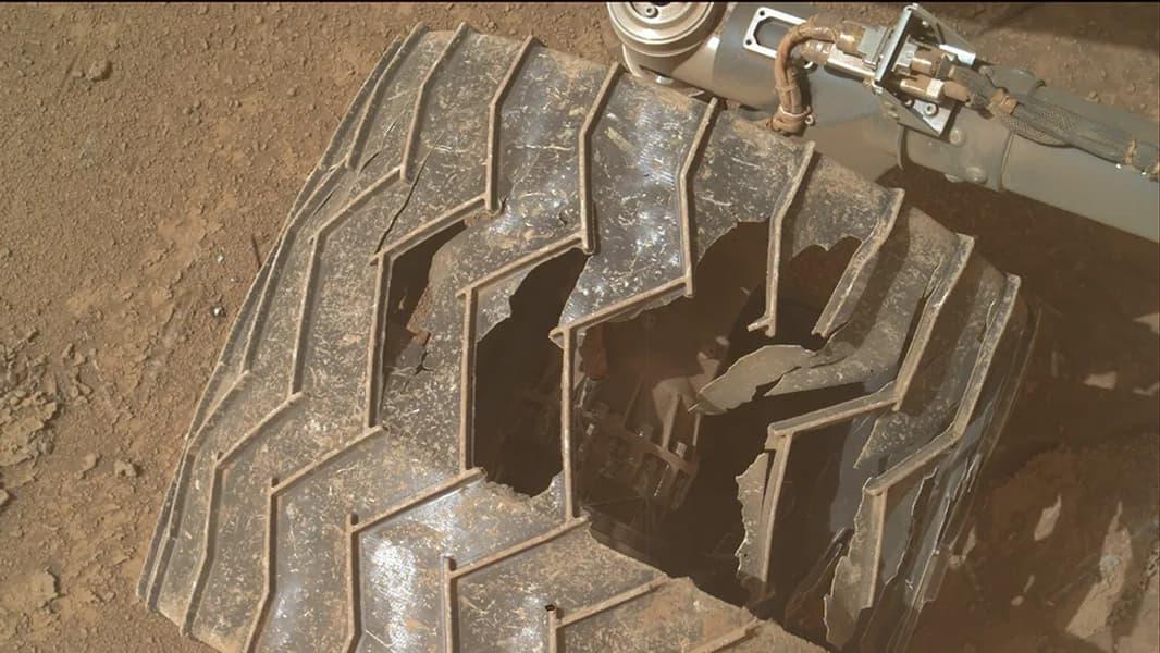 Curiosity повредил колесо после 14 лет на Марсе