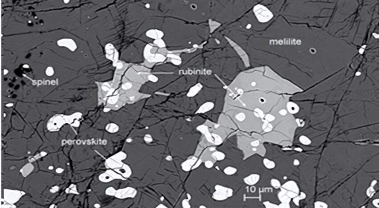 В метеоритах нашли образовавшийся на заре Солнечной системы минерал