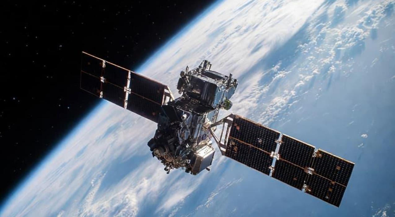 В Европе прошел проверку принципиально новый двигатель для спутников, которому не требуется топливо — он будет работать на частицах атмосферы